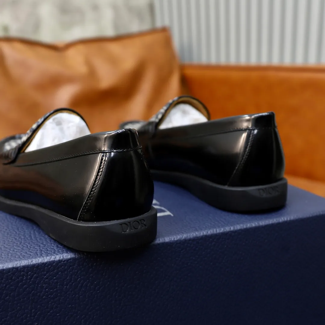 Ex-factory price: 540🙅‍♂️🙅‍♂️🙅‍♂️ Brand: Dior DIOR Standard code: Men's code 38/44 (45 can be customized) Grade: Same as the official website Material: Original cowhide stitching, cowhide lining, original TPU wear-resistant soft outsole Style categories: Leisure and sports version, footwear for driving, young fashion, European and American trends, British style Color: actual picture color